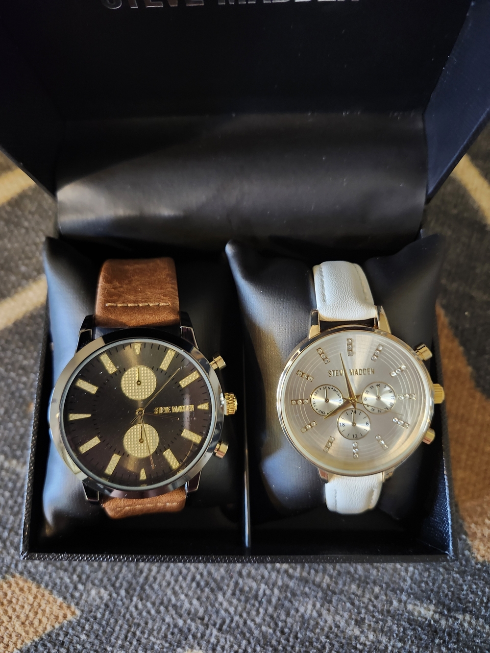 NWT Steve Madden His & Hers Dual Watch Gift Set Black & Gold